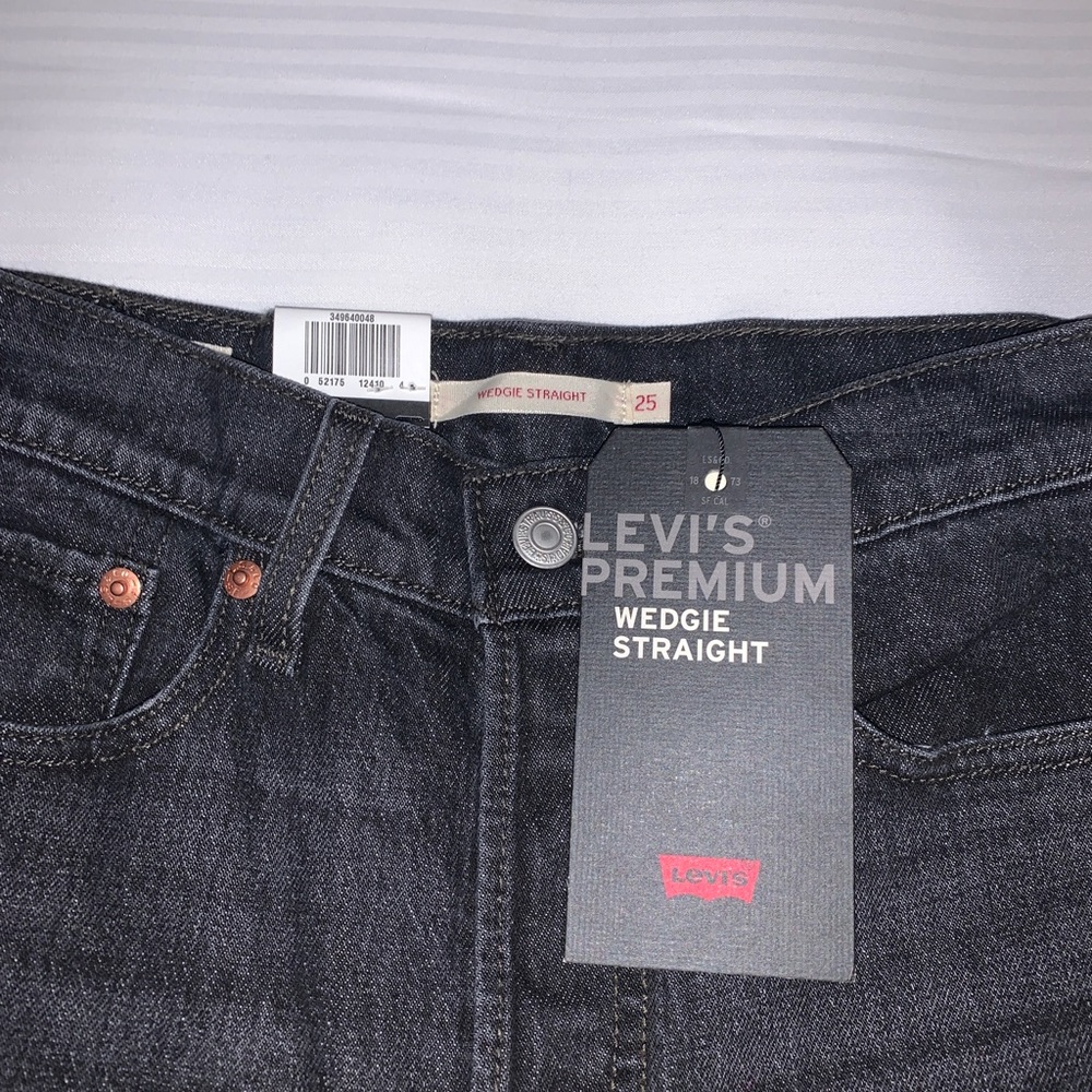 Levi’s Wedgie Straight High Rise Jeans - Picture 5 of 7